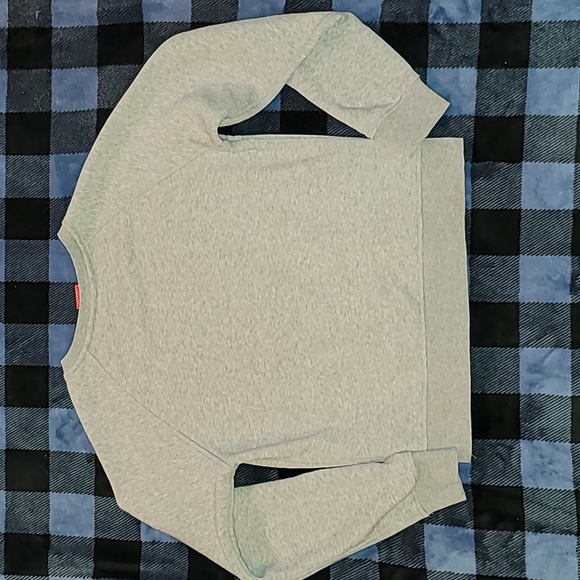 New Balance. Crewneck pullover. Carpet-logo. Like-new.  Women's Medium - Picture 11 of 15